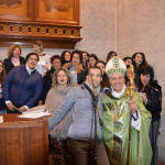 IL vescovo con il coro parrocchiale