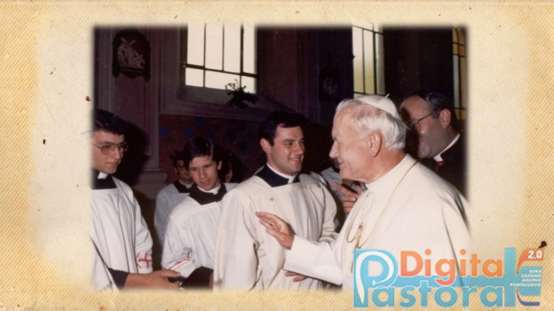 [Foto 20. Angelo a distanza ravvicinata con Giovanni Paolo II. Compaiono anche i seminaristi Domenico Buffone e Silvio Chiappini, oggi sacerdoti]