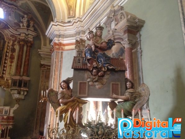 Famiglia pregando Alvito Madonna di Loreto 2018 (2)